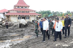 Tinjau Posko Pengungsi di Agam, Presiden Jokowi Serahkan Bantuan bagi Warga Terdampak Bencana