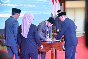 Genjot Semangat Kerja Tim, Wali Kota Eri Lantik 189 Pejabat Pemkot Surabaya