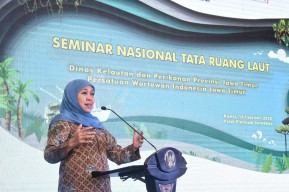 Gubernur Khofifah Raih PWI Maritime Awards