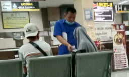 Di Samsat Surabaya, Calo Berkedok Biro Jasa Bawa Tumpukan Berkas