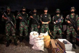 Satgas Pamtas Yonif RK 744/SBY Amankan Kayu Cendana dan Kembang Api