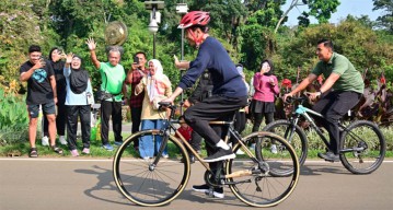 Momen Presiden Jokowi Bersepeda Pagi dan Sapa Masyarakat di Kebun Raya Bogor