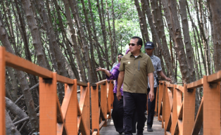 Pj Bupati Pasuruan Resmikan Pondok Kuliner dan Perahu Wisata Mangrove Hibah dari KKP