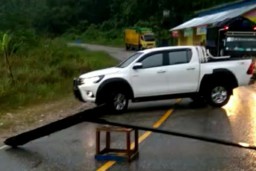 Hujan Lebat, Jalan Lintas Kalimantan Poros Utara Putus