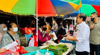 Presiden Bagikan Bansos dan Cek Harga Minyak Goreng di Pasar Baros