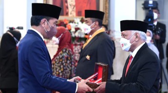 Presiden Jokowi Anugerahkan Tanda Kehormatan bagi 127 Tokoh
