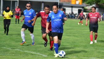 Ikut Antarkan Tim Pemprov Menang 3-1 Lawan Bank Jatim di Mendadak Soccer, Pj. Gubernur Adhy Ingin Rutinkan Agenda Olahraga Bersama untuk Jalin Kekompakan