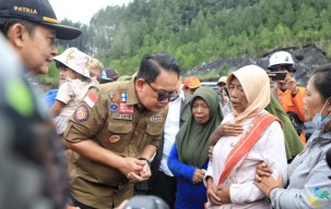 Pj Gubernur Jawa Timur Tinjau Bencana Longsor di Pronojiwo