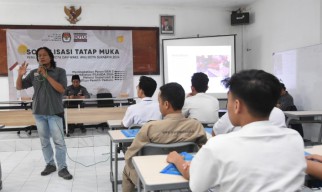 KPU Surabaya dan Pewarta Foto Indonesia Gelar Sosialisasi Pilkada di SMA Wijaya Putra: Menyasar Pemilih Muda