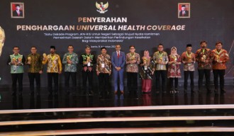 Pemkot Surabaya Raih Penghargaan Universal Health Coverage (UHC) Award 2024