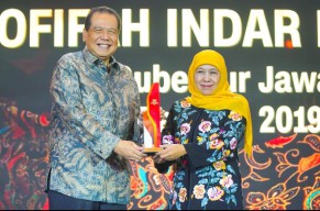 Khofifah Indar Parawansa Raih Dua Penghargaan Prestisius di Hari Pertama Kampanye