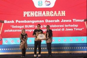 Peringatan Hari Disabilitas Internasional Jawa Timur,  Bank Jatim Raih Penghargaan dari Pemprov
