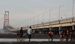 Pelaku Pengeroyokan di Jembatan Suramadu Diburu