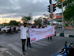 Bentangkan Spanduk Eri-Armuji, Arek Suroboyo Diajak Tolak Politik Uang