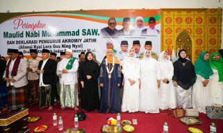Khofifah Indar Parawansa Hadiri Peringatan Maulid Nabi dan Terima Naskah Alquran Kuno di Pasuruan