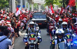 Antusiasme Warga Jakarta dalam Kirab Bendera Duplikat dan Teks Proklamasi Menuju IKN