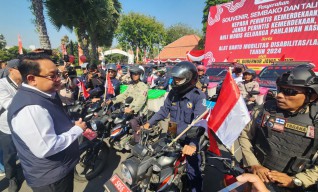 Pj Gubernur Jatim Lepas 78 TKSK dan TAGANA untuk Salurkan Tali Asih dan Sembako ke Keluarga Pahlawan