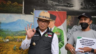 Ridwan Kamil Serahkan Hasil Jual Lukisan Seniman di NFT