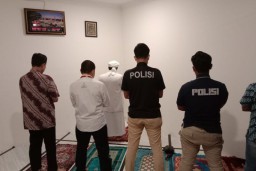 Habib Rizieq menjadi Imam Salat Magrib Penyidik Polda Metro Jaya