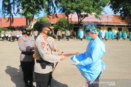 Kapolda NTT Irjen Pol Lotharia Latif Beri Penghargaan kepada 133 Nakes