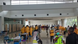 PMI dari Malaysia Diperiksa Suhu Tubuh di Ruang Tunggu Bandara Juanda