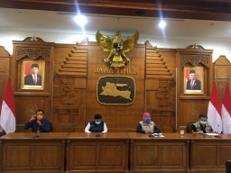 Gubernur Khofifah: Alhamdulillah, Pekerja Migran dari Malaysia Sehat