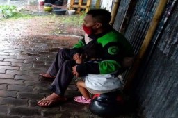 Mengharukan, Driver Ojol Ini Bekerja Sambil Momong Anak
