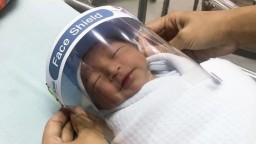 Cegah Corona, Bayi di Thailand Kenakan Helm
