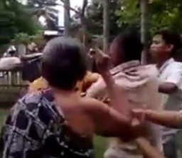 Viral! Sang Nenek di Aceh Utara Pukul Kades Masalah Pembatas Lahan