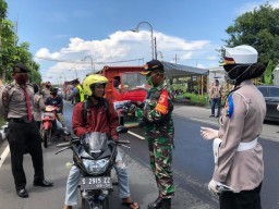 Ditlantas Polda Jatim Bagikan Hand sanitizer dan Masker Untuk Pengendara
