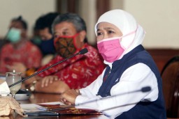 Sebaran Covid-19 Meningkat di Surabaya,  Khofifah Panggil Risma