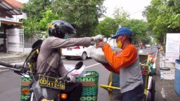 Terima Kasih Pak Polisi Atas Bantuan Sembakonya
