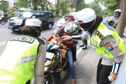 Hari Kartini, Polwan Polda Jatim bagikan Hand Sanitizer dan Masker