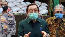 Masyarakat Tiong Hoa Surabaya, Beri Sembako dan Masker di Polda Jatim