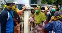 Pasien Positif Covid-19 Gresik Sembuh, Pulang Disambut Tangis dan Sholawat