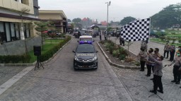 Menjelang Pemberlakuan PSBB, Polres Sidoarjo Bagi Paket Sembako