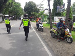 Pandemi Corona, Polisi Bojonegoro Menghalau Pemudik