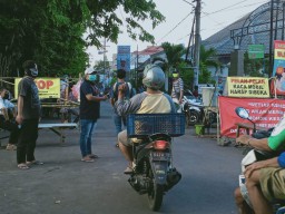 Banyak Warga Menutup Jalan Desa dan Perumahan