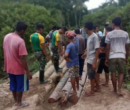 Satgas Yonarmed 9 Kostrad Perbaiki Jembatan di Desa Ona