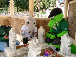 Ultah Persebaya ke-93, Jojo dan Zoro Ziarah dan Bakti Sosial