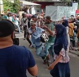 Hadang Ambulan, Warga Ambon Ambil Paksa Peti Jenazah Pasien Corona