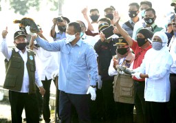 Khofifah dan Menteri KP Apresiasi Petani Tambak di Kampung Kerapu