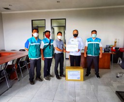 Hadapi New Normal, PLN ULP Ruteng Beri Bantuan APD Kepada Pemda Matim