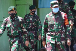 Satgas Yonarmed 9 Kostrad Terima Kunjungan Kerja Pangdam Pattimura