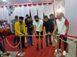 Kapolres Madiun dan Taufik Hidayat Resmikan GOR Tiga Putra TH 2000