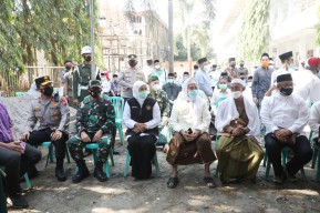 Gubernur Jatim Tinjau vaksinasi di Ponpes Lirboyo Kota Kediri.