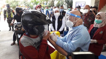 Khofifah Apresiasi  Vaksinasi Model Drive Thru UMSurabaya
