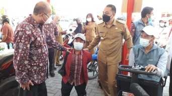 Eri Cahyadi Berikan Pekerjaan Pada Difabel Alumni UMSurabaya