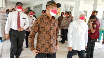 Gubernur Khofifah Ajak Masyarakat Yang Belum Divaksin Jadi Relawan
