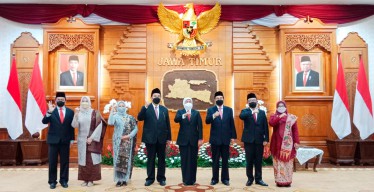 Gubernur Jatim Lantik Komisaris dan Direksi PT Bank Jatim